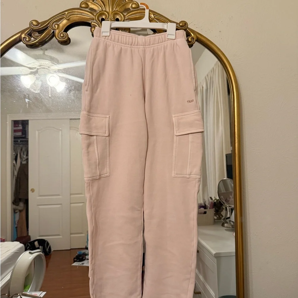 Aritzia TNA Cargo Sweatpants - Picture 2 of 6